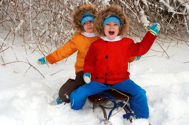 Niños en un trineo disfrutando de la nieve