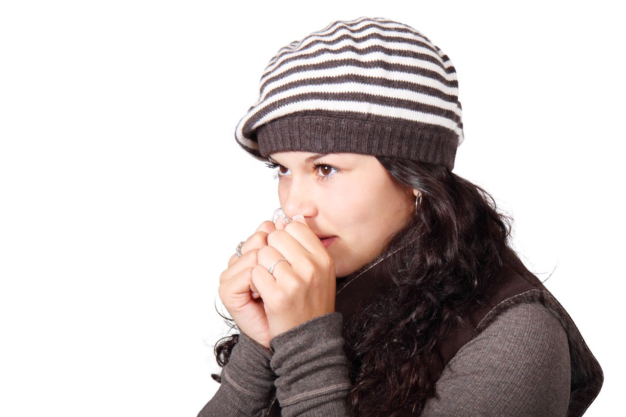 Jovencita calentándose las manos