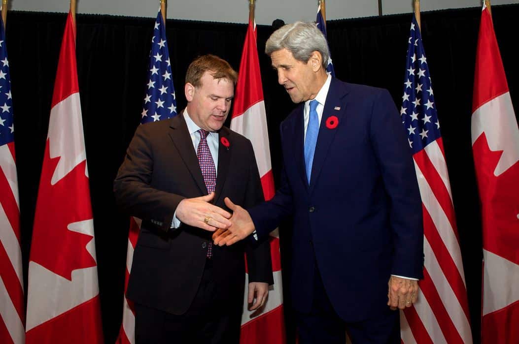 Miembros del gobierno de Canadá y de EEUU se dan un apretón de manos