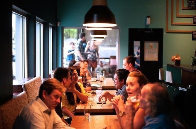 Grupo de amigos conversando en un restaurante