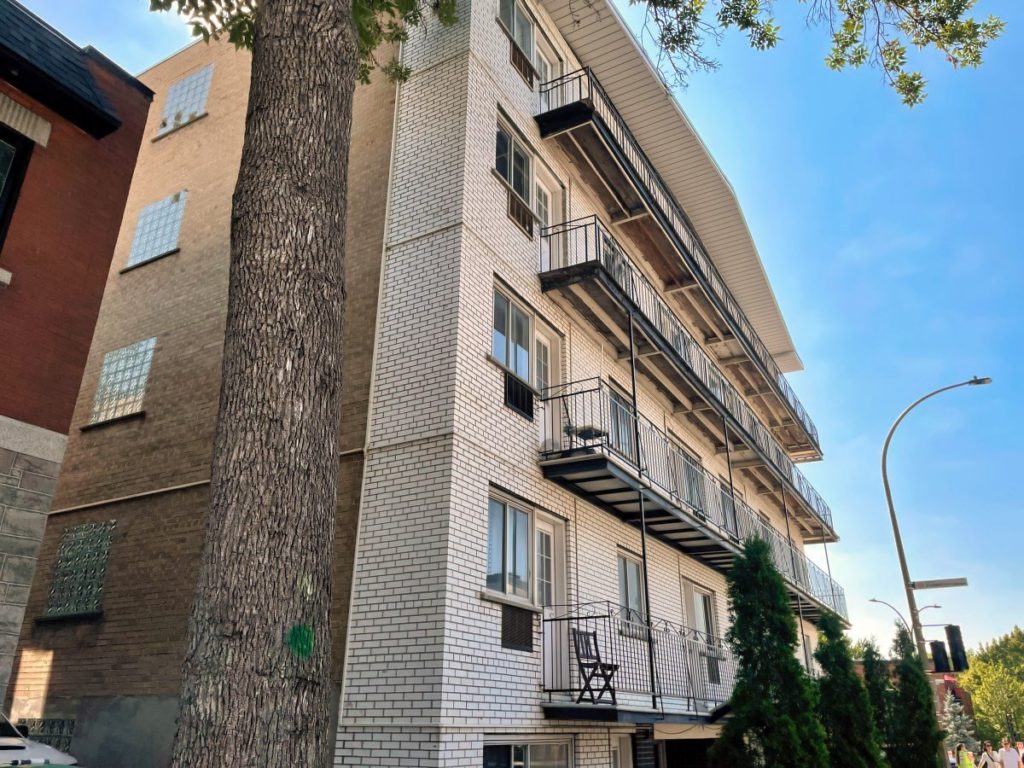 Edificio de apartamentos que se rentan en Montreal.