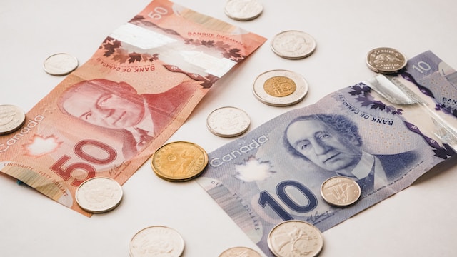 Billetes y monedas de Canadá en diferentes denominaciones