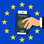 Persona con pasaporte y permiso ETIAS para entrar a Europa